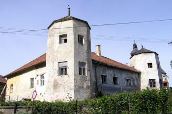 celkový pohled na zámek s dvojící polygonálních nárožních věžic ( © Jan P. Štěpánek 08/2006)