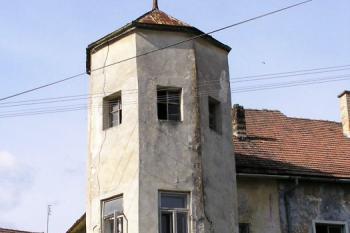 jedna z polygonálních nárožních věžic ( © Jan P. Štěpánek 08/2006)