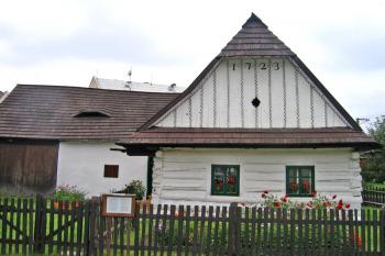 Pohled na průčelí Brtounovy chalupy ( © Pavel Vítek 09/2009)