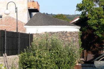 celkový pohled na pozdně gotickou baštu ve dvoře domu čp. 122 ( © Jan P. Štěpánek 09/2009)