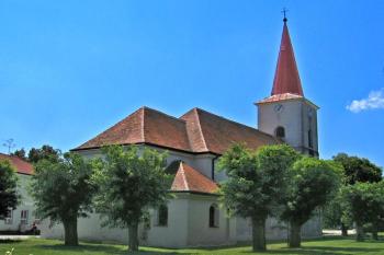 Kostel sv. Jana Křtitele v Rakvicích. ( © Pavel Vítek 07/2009)