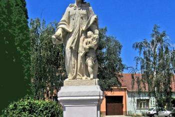 Socha sv. Jana Nepomuckého před kostelem. ( © Pavel Vítek 07/2009)