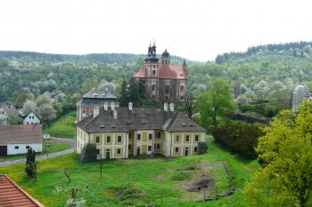 pohled ze zámku na zámecký kostel, faru a špitál (© Jaroslav Valečka, 05/2013)