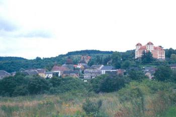 Pohled na Valeč - zámek po opravě (© Václav Fanta 07/2000)