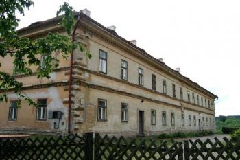 Hospodářská budova zámku ( © Pavel Vítek 06/2006)