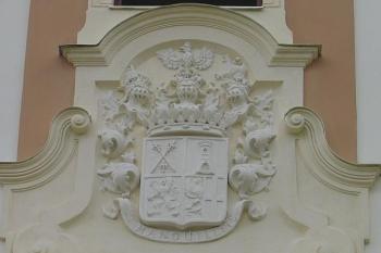 Erb nad hlavním zámeckým vchodem ( © Pavel Vítek 06/2006)