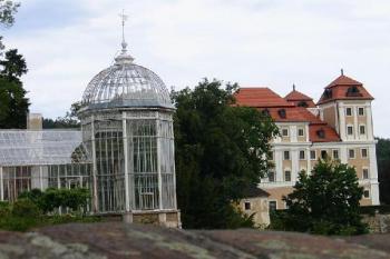Zámek a skleník ( © Pavel Vítek 06/2006)