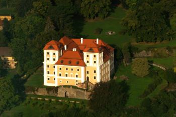 Zámek Valeč - letecký snímek ( © Radovan Smokoň 09/2006)