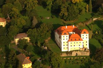 Zámek Valeč - letecký snímek ( © Radovan Smokoň 09/2006)