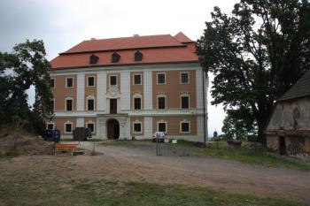 Severní průčelí, vpravo v pozadí helmice věže farního kostela ( © Ivan Grisa 08/2009)