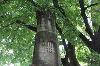 Larischovská erbovní věž u příjezdové brány k zámku ( © Ivan Grisa 08/2009)