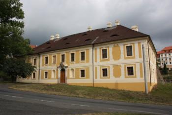 Vrchnostenský špitál (stará škola) od jihu ( © Ivan Grisa 08/2009)