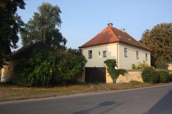 Bývalý kostel (fara) od severovýchodu ( © Ivan Grisa 09/2009)