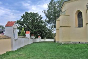 Ohradní zeď s kapličkami ( © Pavel Vítek 09/2009)