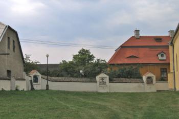 Ohradní zeď s kapličkami ( © Pavel Vítek 09/2009)