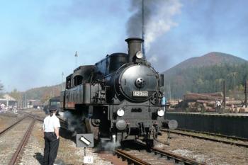 nostalgický příjezd parního vlaku do Ostravice na nádraží.  ( © Jan P. Štěpánek 10/2009)