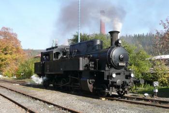 parní lokomotiva dojíždí kolem staré arcibiskupské pily na nádraží do Ostravice ( © Jan P. Štěpánek 10/2009)