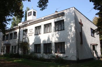 Farní a společenská budova od jihu ( © Ivan Grisa 09/2009)