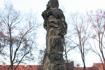 Pomník od východu ( © Ivan Grisa 12/2009)
