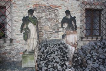 Sochy u západní zdi bývalé nové farní školy ( © Ivan Grisa 12/2009)