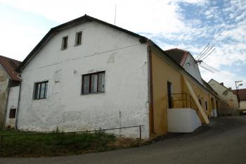 jihovýchodní nároží původní tvrze ( © Milan Caha 09/2009)