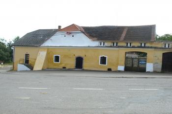 východní průčelí s původním opěrákem ( © Milan Caha 09/2009)