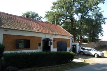 hřbitovní domek a vstup na hřbitov ( © Milan Caha 09/2009)