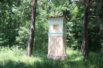 Kaplička u severního odbočení cesty ke Kalvarii ( © Ivan Grisa 07/2010)