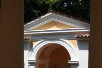 Jedna z výklenkových kaplí s výjevy Křížové cesty ( © Ivan Grisa 07/2010)