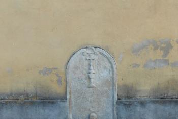 Severní strana s náhrobkem (© Jan Večeřa, 07/2015)