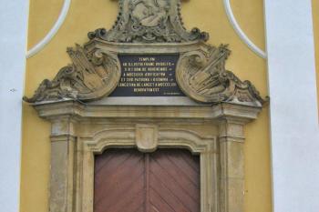 Hlavní kostelní portál ( © Pavel Vítek 09/2009)