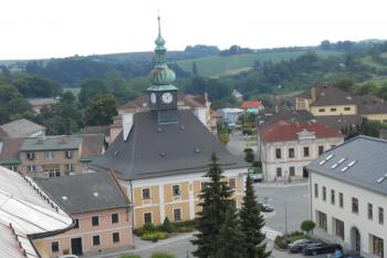 foceno z věže kostela, je patrná valbová střecha s hodinovou věžičkou (© Jan Večeřa, 07/2015)