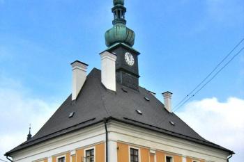 Pohled na radnici od jihovýchodu ( © Pavel Vítek 09/2009)