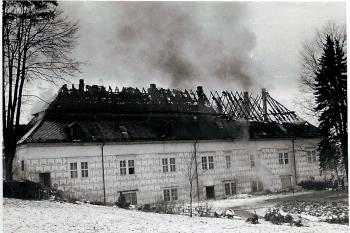 Scan fotografie z roku 1978, kdy došlo k tragickému požáru bysterského zámku (zapůjčeno) (© Bystré 1978)