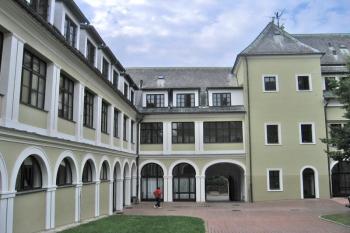 Pohled na budovy zámku ze zámeckého nádvoří ( © Pavel Vítek 09/2009)
