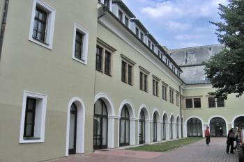 Pohled na budovy zámku ze zámeckého nádvoří ( © Pavel Vítek 09/2009)