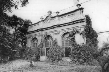 neoklasicistní pavilon v zahradě paláce v době bourání ( ©  in H. Jordánková, L. Sulitková: Brno 1. díl, 2008)