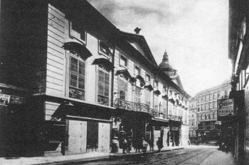 palác těsně před zbořením v r. 1906 ( © in T. Jeřábek, J. Kroupa a kol.: Brněnské paláce - stavby duchovní a světské aristokracie v raném novověku, 2005)