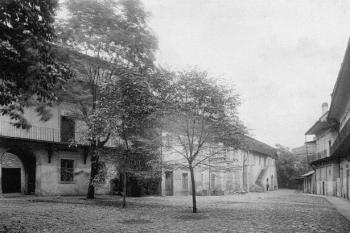 nádvoří zaniklého paláce v pohledu od průjezdu z Masarykovy ulice ( ©  in H. Jordánková, L. Sulitková: Brno 1. díl, 2008)