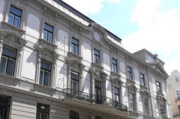 detail střední části průčelí domu na místě paláce obráceného  do Masarykovy ulice ( © Jan P. Štěpánek 05/2009)