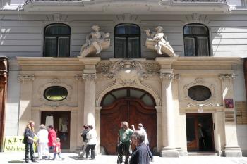 pseudobarokní portál v ose domu na místě původního paláce ( © Jan P. Štěpánek 05/2009)