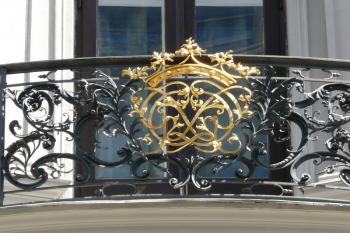 detail původního ozdobného zábradlí balkonu, které pochází ze zbořeného paláce ( © Jan P. Štěpánek 05/2009)
