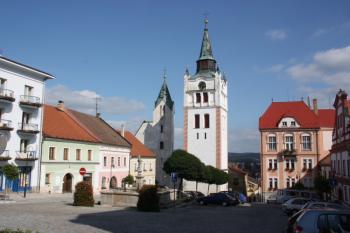 Kostel a zvonice od západu ( © Ivan Grisa 09/2009)