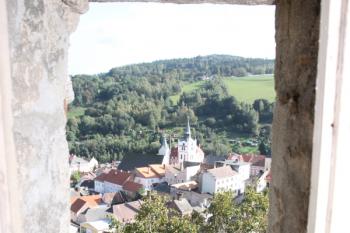 Kostel a zvonice ze sklepa zámku ( © Ivan Grisa 09/2009)