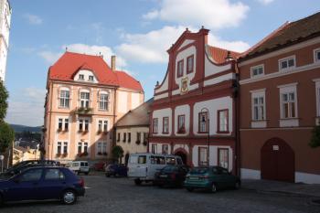 Radnice v jihovýchodním koutě náměstí ( © Ivan Grisa 09/2009)