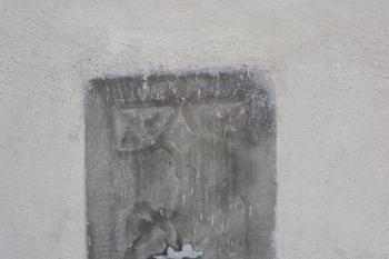 Náhrobek v severní stěně ( © Ivan Grisa 09/2009)