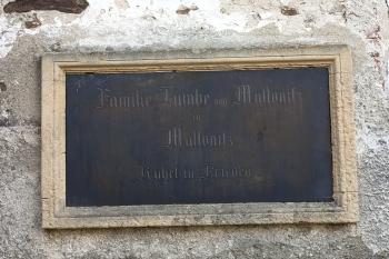 nápisová deska na zdi kostela (vedle vchodu) nad hrobkou rodiny Lumbe, posledních majitelů zámku v blízkých Malonicích (© Jaroslav Špiroch  10/2025)