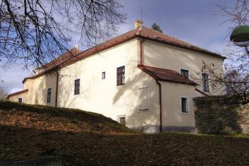 Jižní část zámeckých budov (© Jan P. Štěpánek, 11/2006)