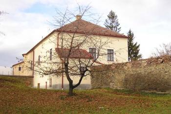 Jižní část zámeckých budov a navazující městská hradba (© Jan P. Štěpánek, 11/2006)