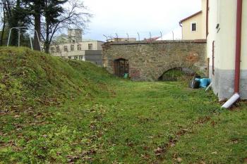 Snad pozůstatek bývalého příkopu (© Jan P. Štěpánek, 11/2006)